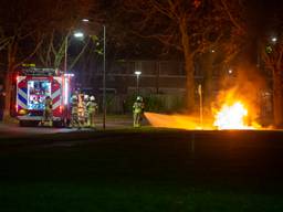 De brandweer tijdens de rellen aan het werk in Roosendaal (archieffoto: Christian Traets/SQ Vision).