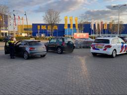 Een impressie van de parkeerplaats na de schietpartij. De auto's op de foto hebben er niets mee te maken (foto: Bert van Doorn).