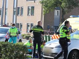 Maria zag hoe de verdachte werd vastgehouden door drie omstanders.