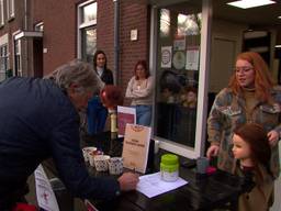 Kapster Anouk staakt en zet de koffie voor haar klanten buiten 