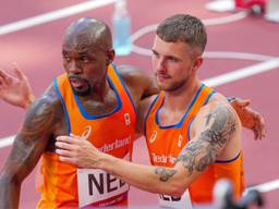 Joris van Gool samen met Churandy Martina na de 4x100 meter (Foto: OrangePictures)