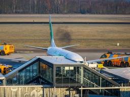 Passagiers uit vliegtuig op Eindhoven Airport gehaald: rook in cockpit