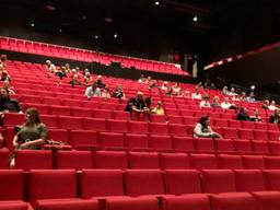 Gespreid publiek tijdens de uitvoering van de schoolmusical (foto: Raoul Cartens).