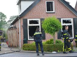 De brandweer bij het huis in Sprundel waar de brand woedde (foto: Perry Roovers/SQ Vision).