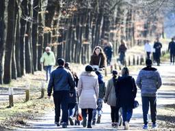 Mensen in het Mastbos houden zich niet aan de afstandsregel