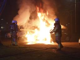 Er werden auto's in brand gestoken tijdens nieuwjaarsnacht in Roosendaal (foto: Christian Traets/SQ Vision).