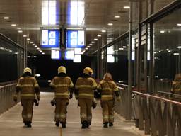 De brandweer kon de jongeren uit de lift van station Boxtel halen (foto: Sander van Gils/SQ Vision).