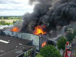 Bij aanmaakblokjesfabriek Fire-Up woedde een grote brand (beeld: LOVO).