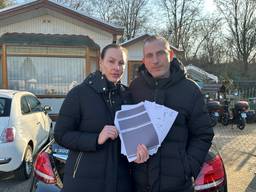 Leonie en Bart Hülters met een heel klein deel van de opbrengst van het WOO-verzoek.