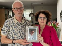 Cor en Lizette van Breda met de foto van hun overleden zoon Mike (foto: Tom van den Oetelaar).