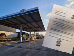 Het tankstation in Ravels en de flyer die in Tilburg werd bezorgd (foto: Noël van Hooft).