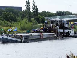 De 'gifboot' uit Veghel onderweg naar het Ketelmeer om te ontgassen (Foto: Joost Roeland). 