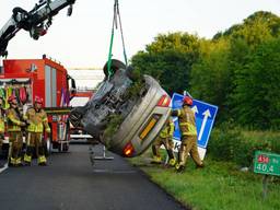 Auto op kant op de A58