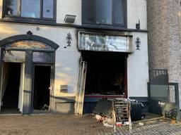 Bij daglicht is de schade aan de grillroom in Geldrop goed te zien (foto: René van Hoof).