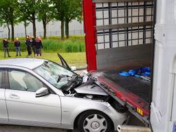 Automobiliste botst achterop vrachtwagen in Tilburg