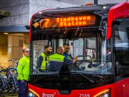 Voetganger geschept door stadsbus (Foto: SQ Vision)