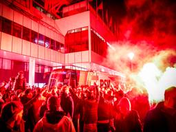 Kampioenschap PSV uitgesteld, maar fans vieren alvast feest