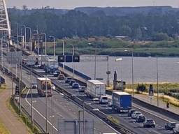 Het verkeer op de Merwedebrug loopt vast (foto: Rijkswaterstaat).