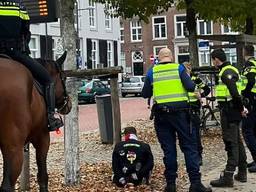 Deze Oeteldonker was vanmiddag al klaar met feestvieren (foto: Handhaving Den Bosch).