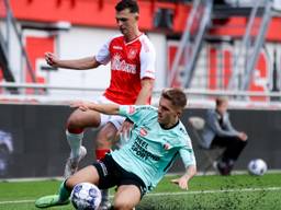 Dean van der Sluijs (Helmond Sport, liggend) in duel met Rico Zeegers (Foto: Orange Pictures). 