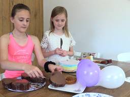 Kim (10) en Milou (8) maakten een taartenproeverij.