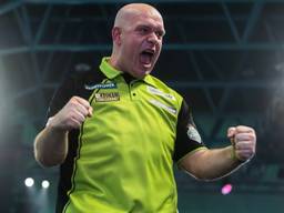 Michael van Gerwen na weer een overwinning (foto: PDC, Taylor Lanning).