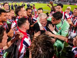 Trainer Peter Maes na de kampioenswedstrijd tegen Telstar, met achter hem Freek Heerkens. (Foto: Joris Verwijst/Orange Pictures).