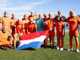 Het Nederlands team op het WK Walking Football met in het midden Peter Stolk en daarnaast (rechts) Jaap Rossen. Cees Damen staat naast de man met de pet (foto: KNVB).