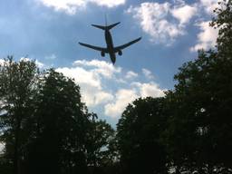Een vliegtuig dat landt op Eindhoven Airport (foto: Raoul Cartens).