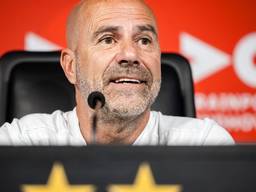 Peter Bosz tijdens de persconferentie in de aanloop naar de thuiswedstrijd tegen Heracles (foto: ANP / Rob Engelaar).
