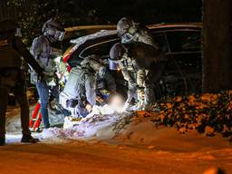 De man werd door een arrestatieteam uit het huis in Asten gehaald (foto: Harrie Grijseels/SQ Vision).