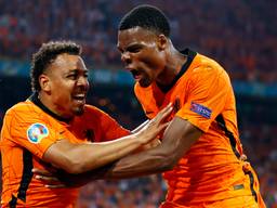 Donyell Malen en Denzel Dumfries vieren de tweede treffer van Oranje (Foto: ANP). 