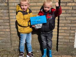 Langs de deuren om geld op te halen voor het speeltuintje (foto: Linda Le Duc) .