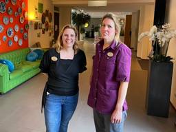 Ghislaine van Rooij en Cindy Dekker van verzorgingshuis De Wever in Tilburg (foto: Tom van den Oetelaar).