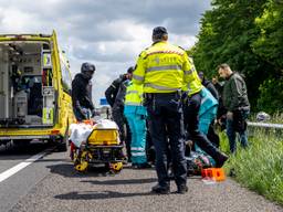 De gewonde motorrijder is na het ongeluk op de A59 met een ambulance naar een ziekenhuis gebracht (foto: Marcel van Dorst/SQ Vision).