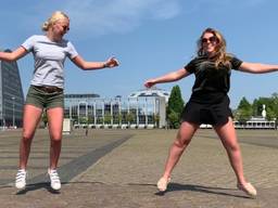 Anisha Groot en Cateau Broere springen van links naar rechts op het Chasséveld. (foto: Eva de Schipper)