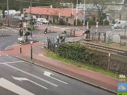 Fietser valt midden op spoorwegovergang.
