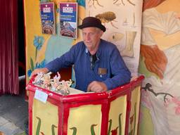 Cobus in zijn Vlooiencircus op de Tilburgse kermis (foto: Tom van den Oetelaar).