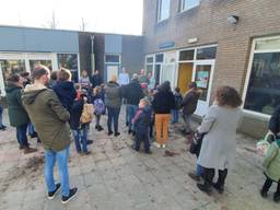 De ouders wachten met hun kinderen voor basisschool 't Schrijverke in Goirle.