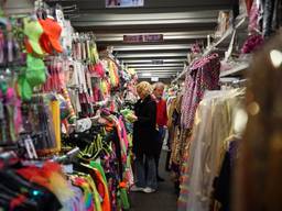 Er is genoeg te shoppen voor de carnavalsliefhebber (foto: Rochelle Moes).