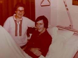 Bert in het ziekenhuis met zijn moeder (privéfoto)