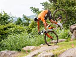 Mathieu van der Poel kwam verkeerd terecht na een sprong (foto: ANP 2021/Robin van Lonkhuijsen).