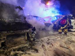 Vlammenzee verwoest auto's op parkeerplaats flat in Eindhoven