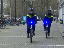 Twee politiebikers met blauw 'zwaailicht' in Tilburg. (foto: Raoul Cartens)