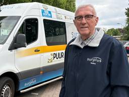 Vrijwilliger Kees van Peer rijdt al 23 jaar met de PlusBus (foto: Erik Peeters).