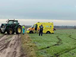 Een tractor trok de ambulance uit de modder (foto: SQ Vision).