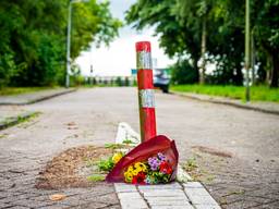 Op de plek waar de vrouw werd neergeschoten, werden al snel bloemen neergelegd (foto: ANP).