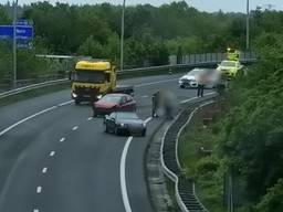 Het ongeluk op de A2 bij Best (foto: Twitter Rijkswaterstaat).