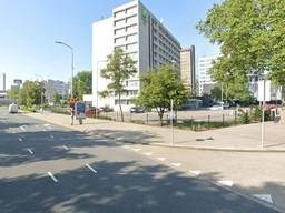 De parkeerplaats bij het Holiday Inn in Eindhoven (beeld: Google Streetview).