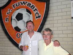 Martijn Elbers en Michael Verhoeven voor het logo van sv Ruwaard. (Foto: Leon Voskamp)